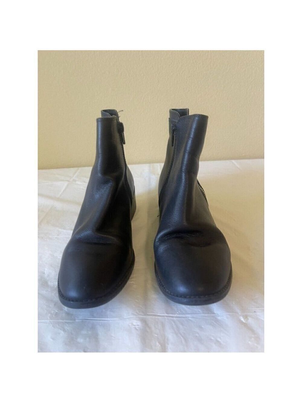 Woman's Boots Steve Madden leather Boot Size 8 zip "True"